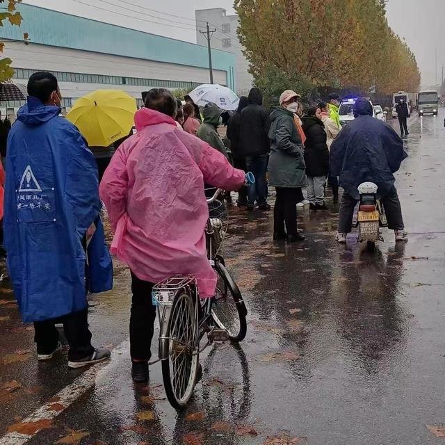 事发后,很多人在现场周边围观。消息人士供图