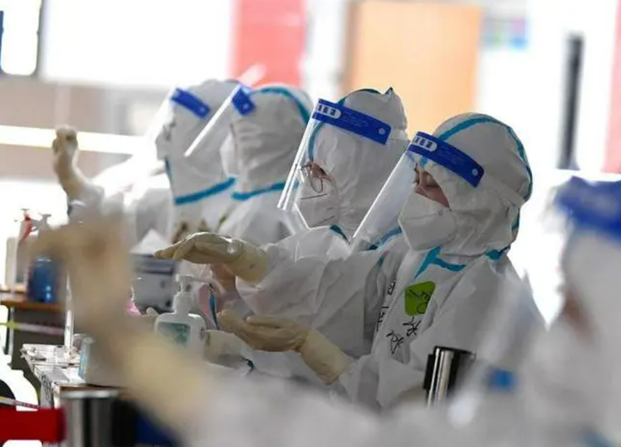 ▲11月19日,北京新增69例本土确诊和552例无症状感染者,其中122例是社会面筛查人员。