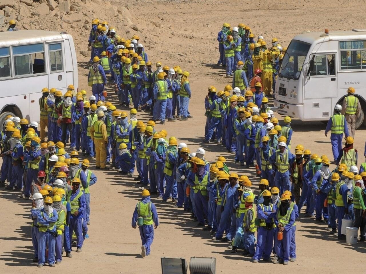 西方媒体拍摄到的卡塔尔世界杯基础设施建设现场的移民劳工