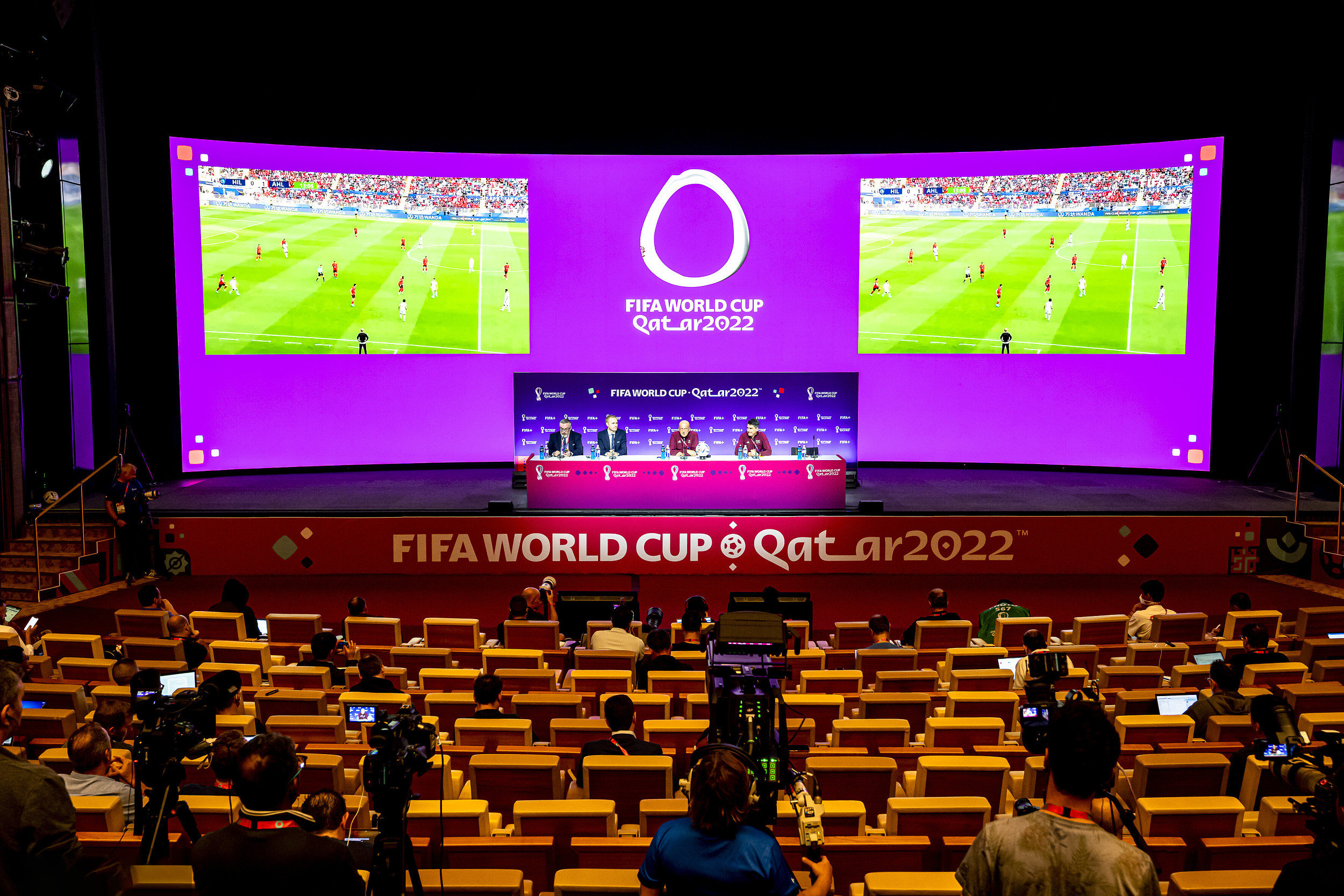 当地时间2022年11月18日，卡塔尔多哈，2022卡塔尔世界杯裁判日，媒体通气会举行。