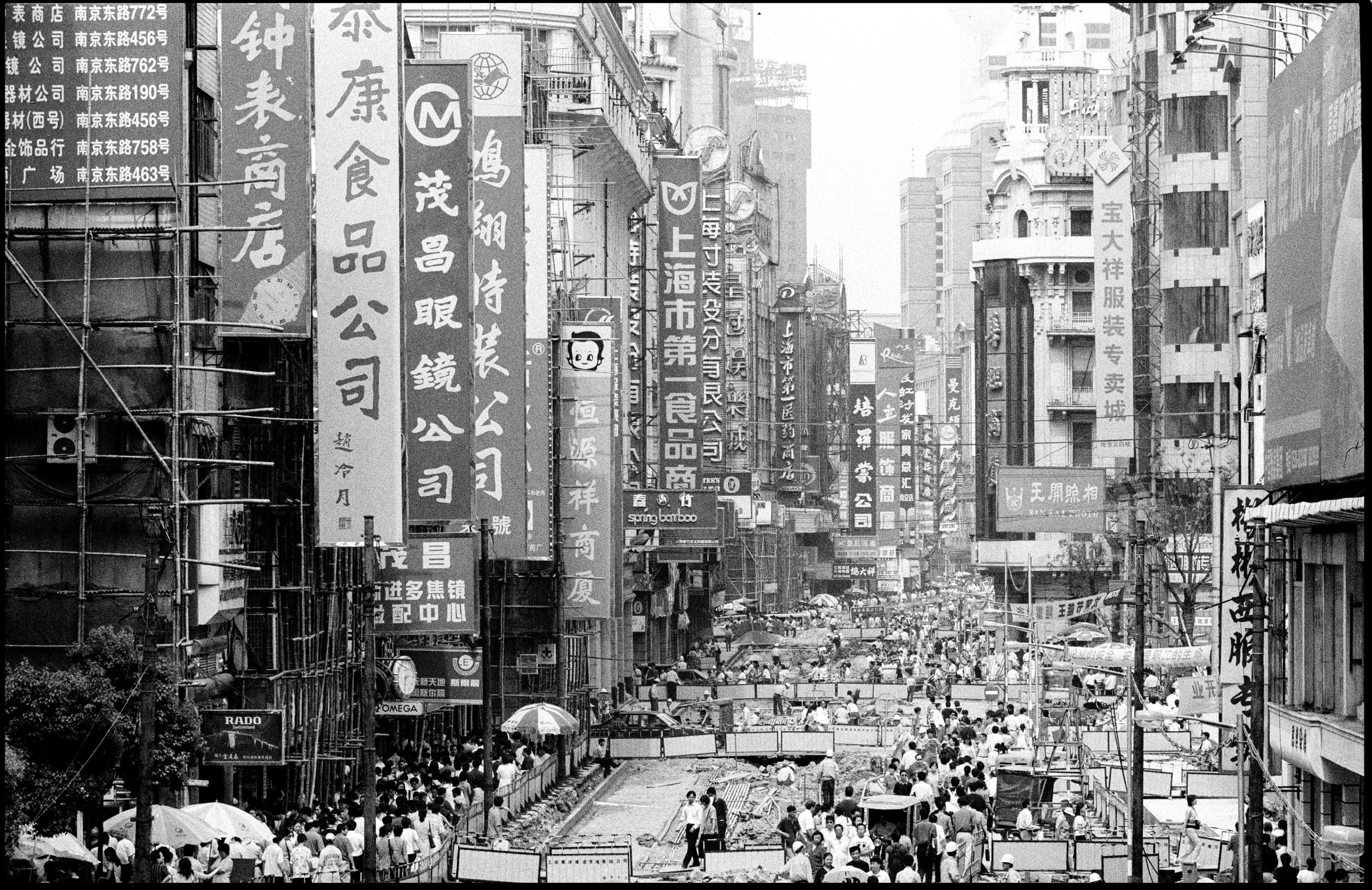 《世纪之交的上海表情》。许海峰作品