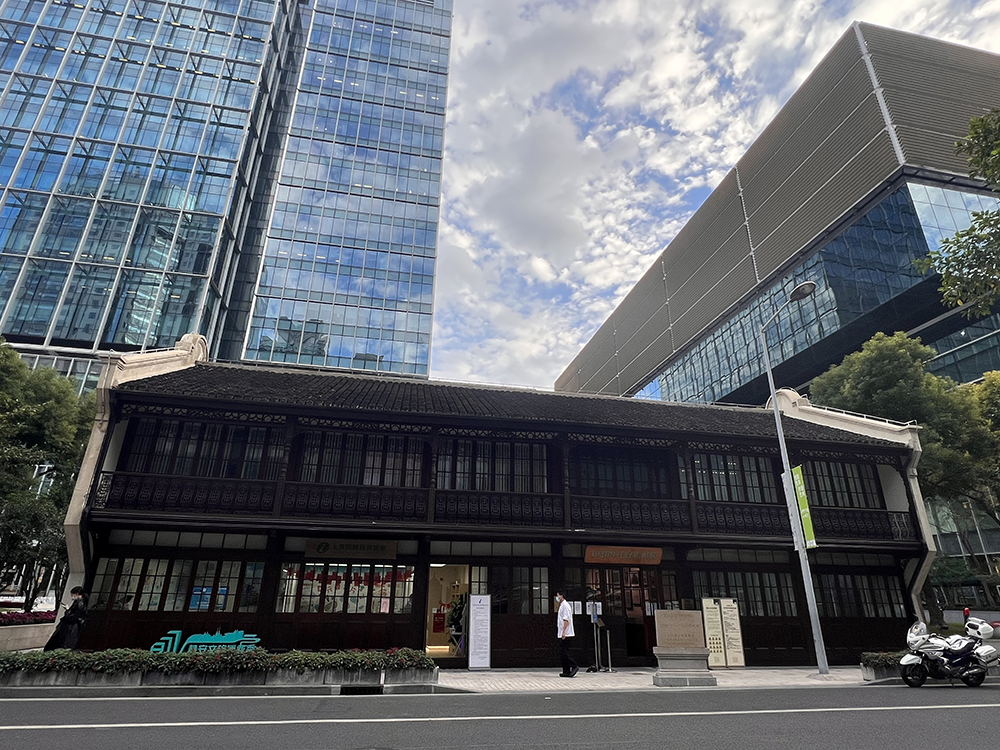 民厚南里旧址,现为静安嘉里中心的一部分,这里唯一留下的就是毛主席旧居。