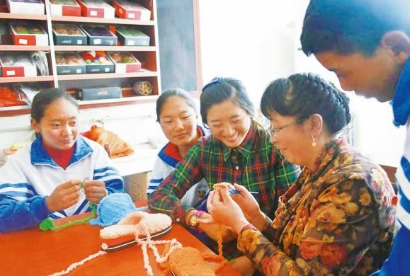 在那曲市特殊教育学校里，学生们正在劳动课上编织手工品（受访者供图）。