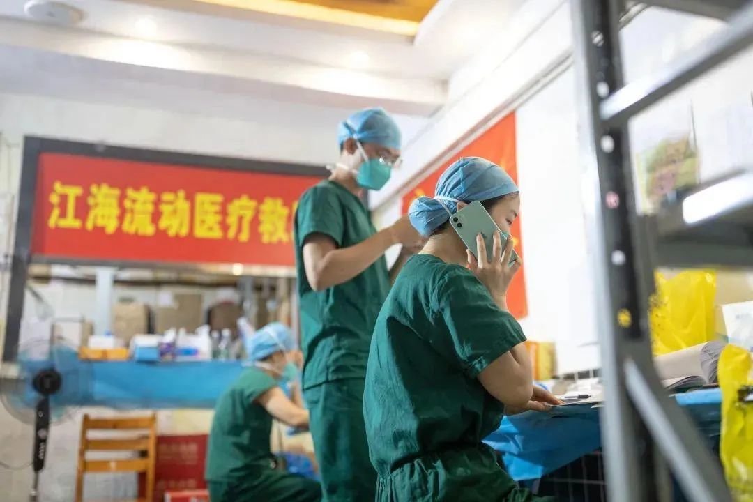 江海流动医疗救助站内,左侧热线区24小时有多名医护人员接听,右侧诊疗区,医生埋头写处方做分析,护士根据处方配药