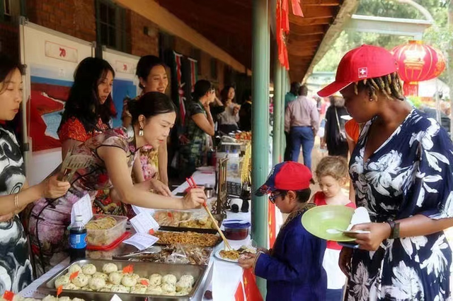 在非洲当地参加文化交流互动。图源:受访者