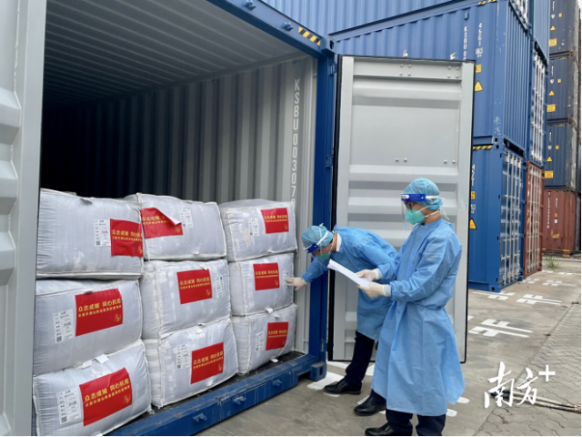 沙田海关工作人员查验通过莞港水运专线运输的供港防疫物资.
