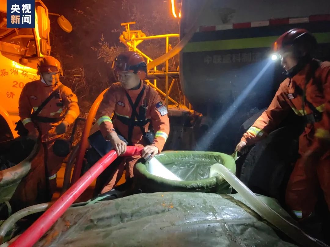 △2022年10月，湖南永州，冯坪坪（左二）在水源处操作水泵