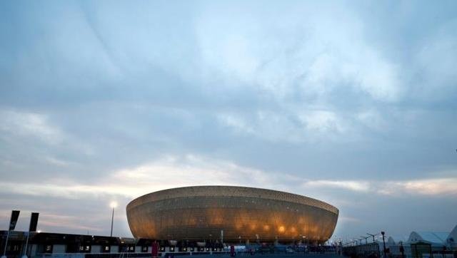 当地时间11月17日，2022卡塔尔世界杯卢塞尔体育场外景。 中新社记者 富田 摄
