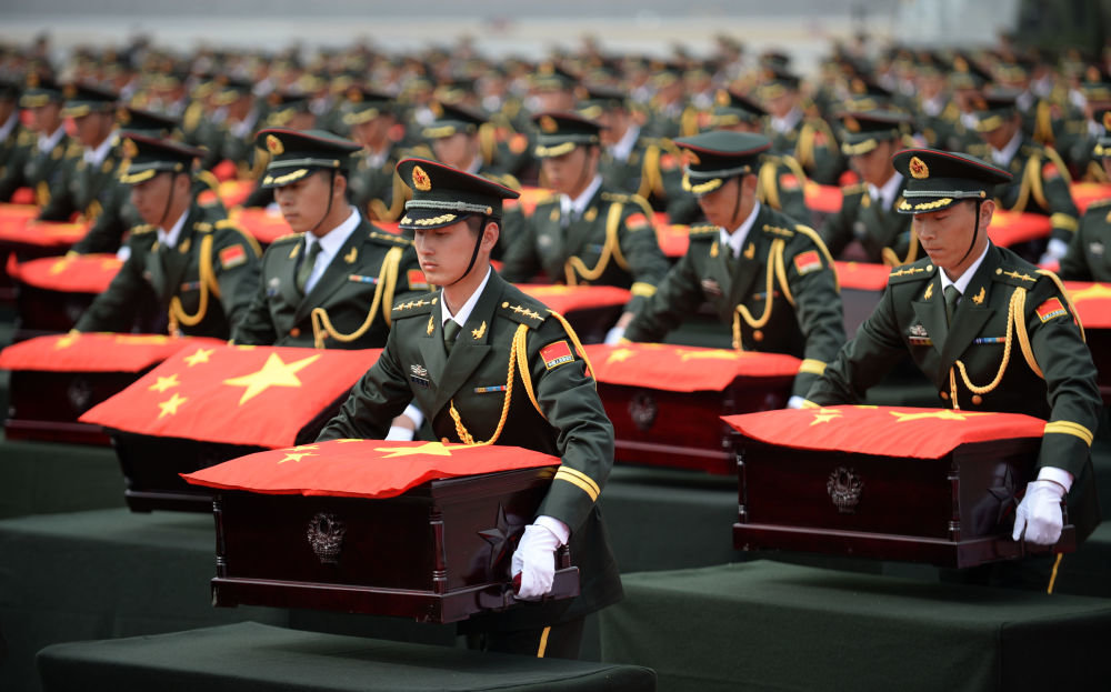 2014年3月28日,搭载437具中国人民志愿军烈士遗骸的专机降落在沈阳