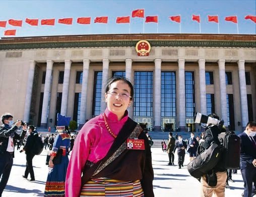 次仁拉姆在北京参加中国共产党第二十次全国代表大会（10月22日摄）。受访者供图