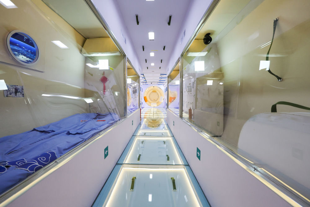 这是11月9日拍摄的中国空间站组合体展示舱内呈现的天和核心舱航天员睡眠区和卫生区。