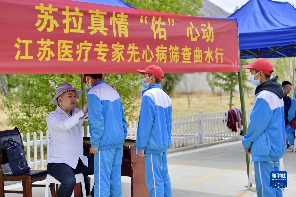 4月22日,来自江苏的南京医科大学第二附属医院医生汤璞石(左)在曲水县