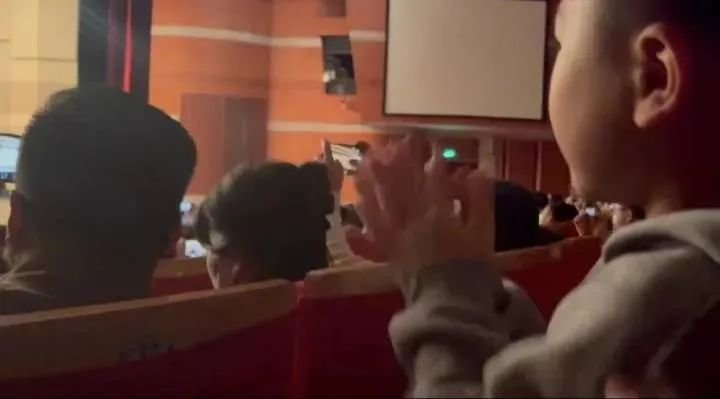 愿望满足后,小朋友不停鼓掌 孩子洋妈妈供图