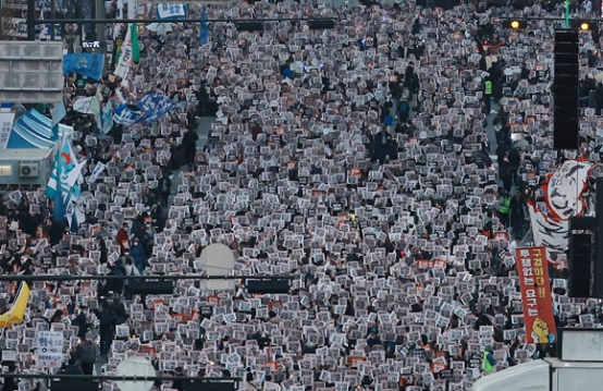首尔市中心19日晚爆发大规模烛光集会，抗议者聚集敦促韩国总统尹锡悦下台。图自韩媒