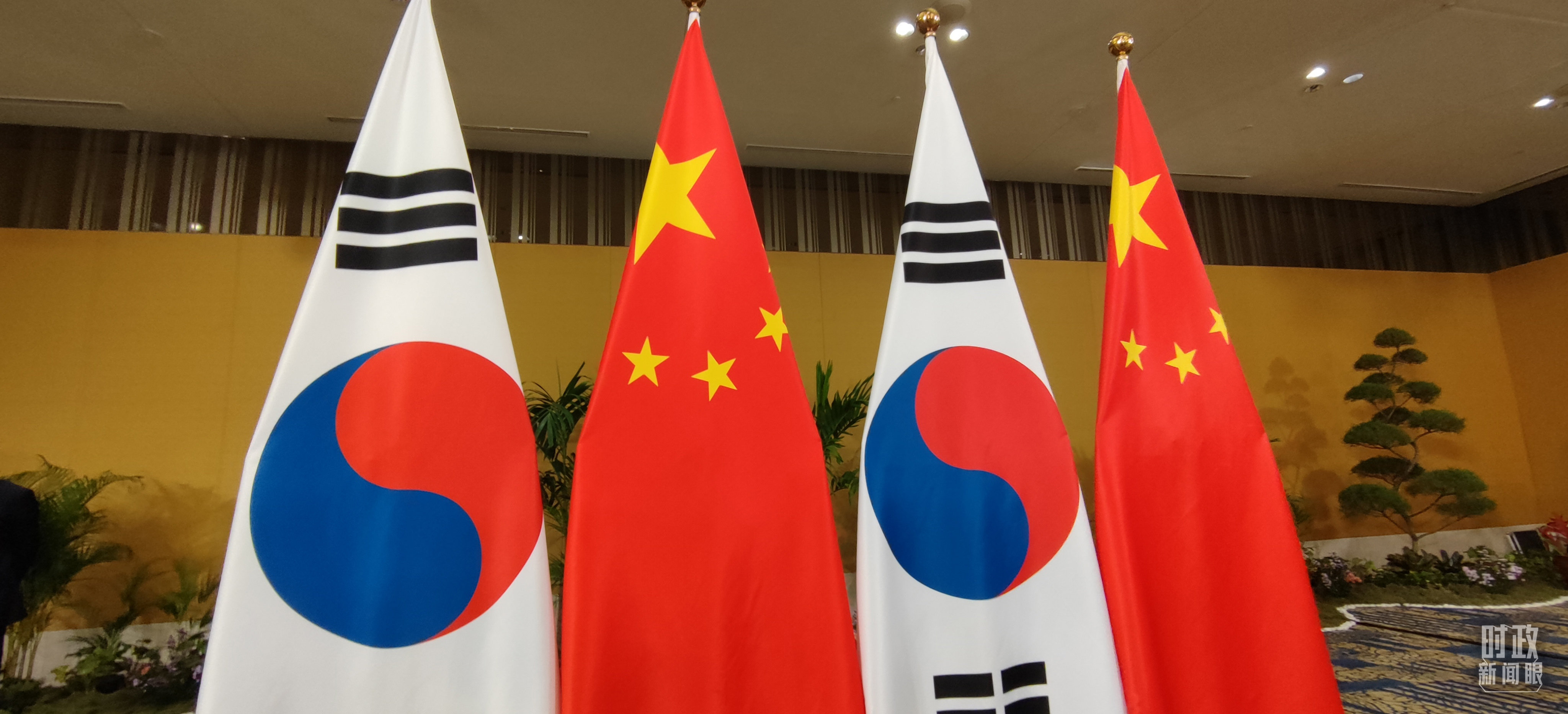 △会见现场的中国和韩国两国国旗。（总台央视记者耿小龙拍摄）