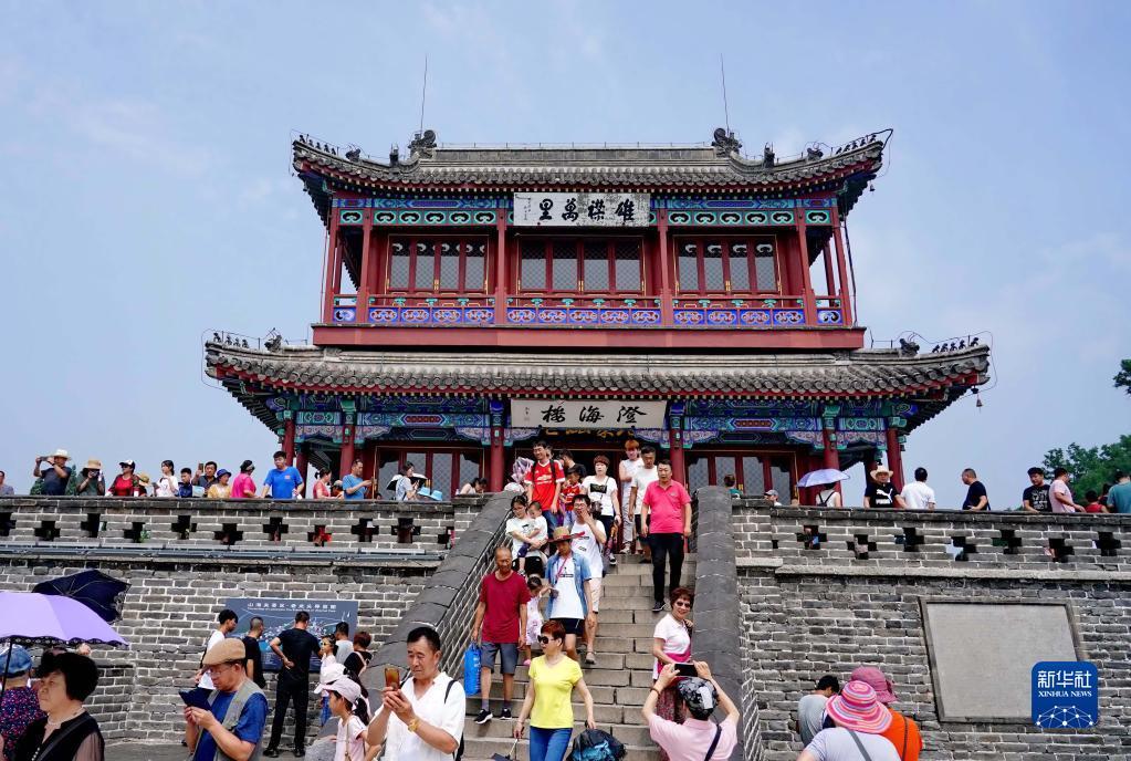 游客在秦皇岛市山海关老龙头景区游览(2019年7月14日摄.