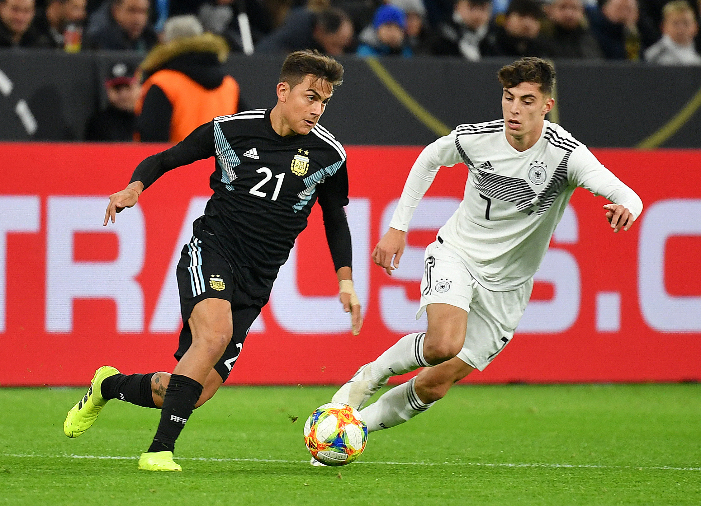 2019年10月9日，德国队球员哈弗茨（右）在友谊赛中与阿根廷球员迪巴拉拼抢。
