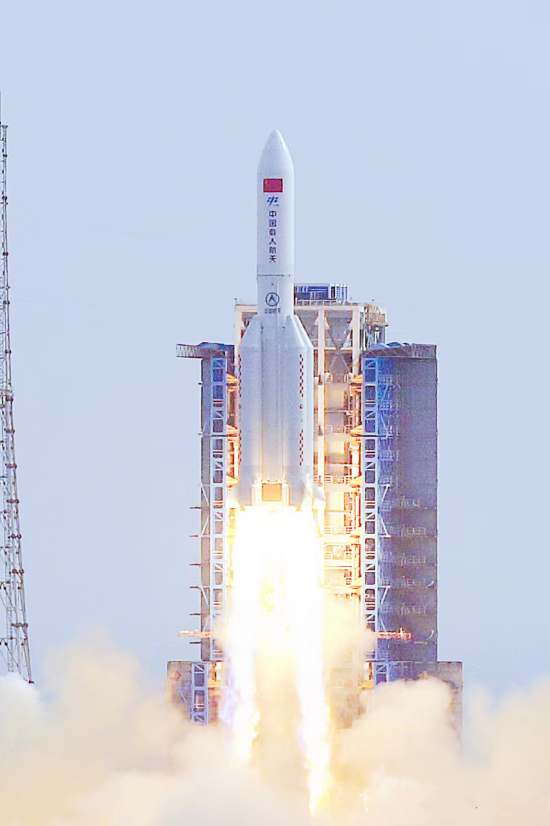 长征五号B运载火箭发射升空,将梦天实验舱顺利送入预定轨道,发射任务取得圆满成功。中国航天科技集团供图