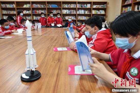 迎世界读书日石家庄小学生学习航天知识