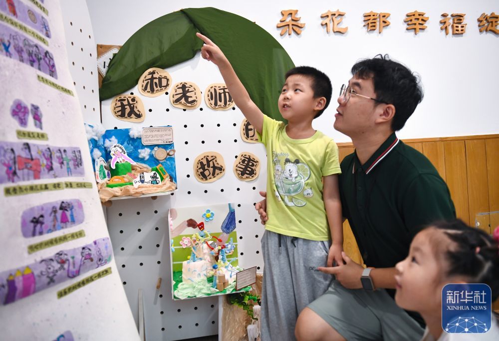 9񀙙日，在南京新世纪实验幼儿园，小朋友给老师讲述自己创作的“我和老师的故事”。新华社发（杨素平摄）