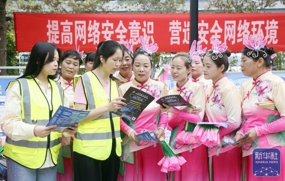 9月15日，河南省洛阳市汝阳县工业信息化和商务局工作人员在文化广场为居民讲解网络安全知识。新华社发（康红军摄）