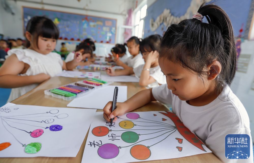 9񀙙日，河北省遵化市遵化镇南关幼儿园的小朋友在绘制美术作品感念师恩。新华社发（刘满仓摄）