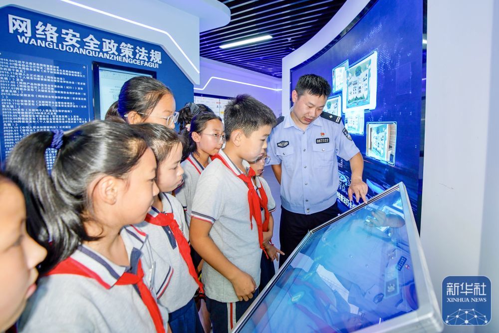 9月15日，浙江省舟山市岱山县公安局民警与辖区高亭中学学生进行网络安全知识竞答互动。新华社发（邹训永摄）