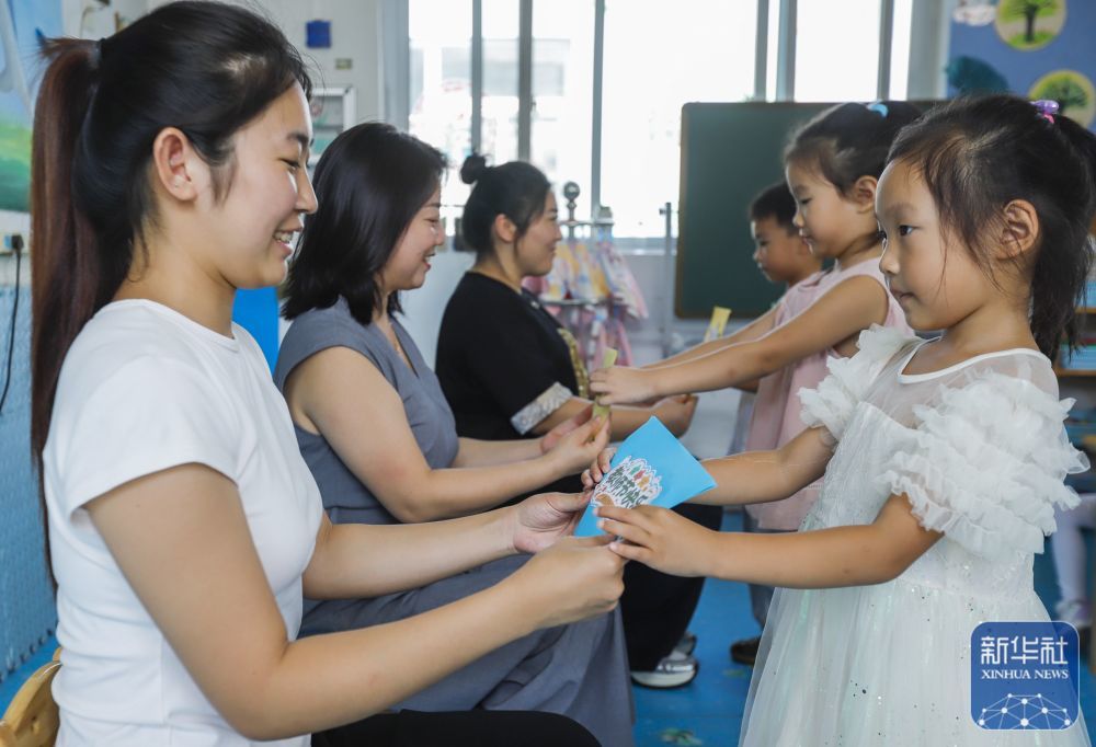 9񀙙日，河北省遵化市遵化镇南关幼儿园的小朋友给老师送贺卡，祝福教师节。新华社发（刘满仓摄）