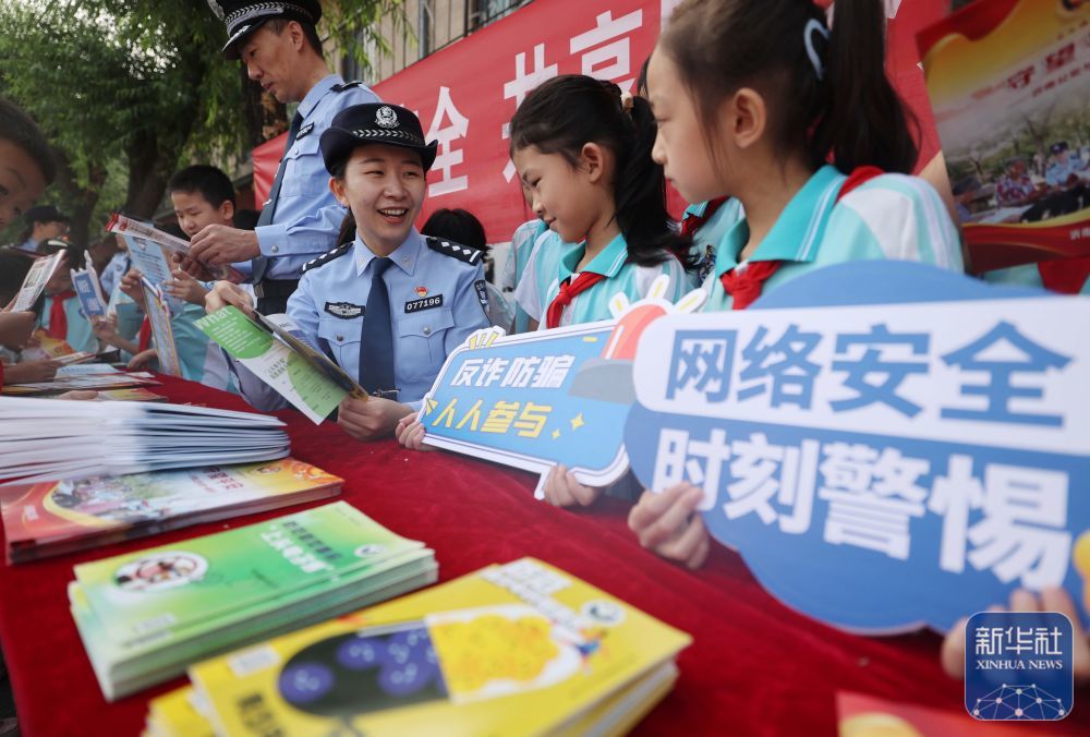 9月15日，在山东省临沂市沂南县第三实验小学，沂南县公安局网络安全保卫大队的民警给学生普及网络安全知识。新华社发（王彦冰摄）