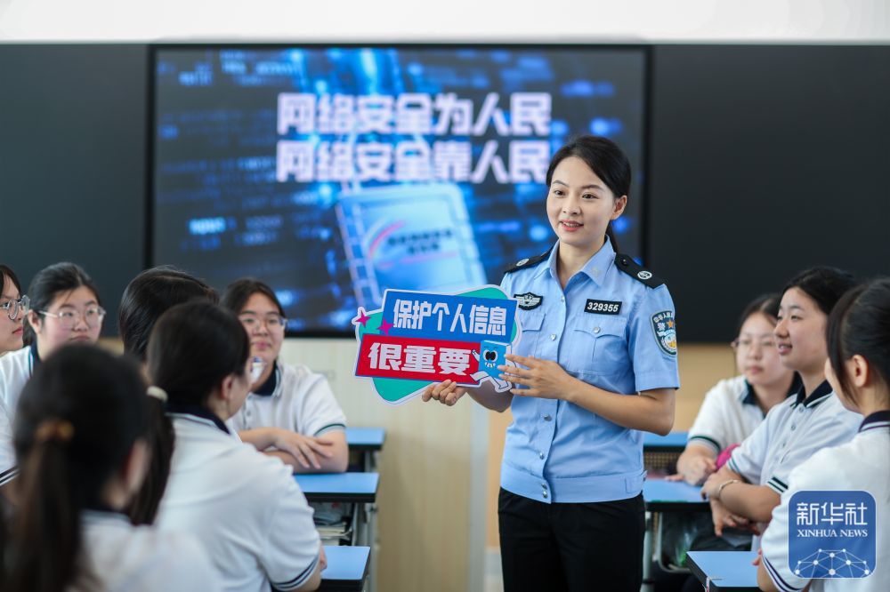 9月15日，在江苏省兴化中等专业学校，兴化市司法局法治宣讲员给学生讲解网络安全知识。新华社发（周社根摄）