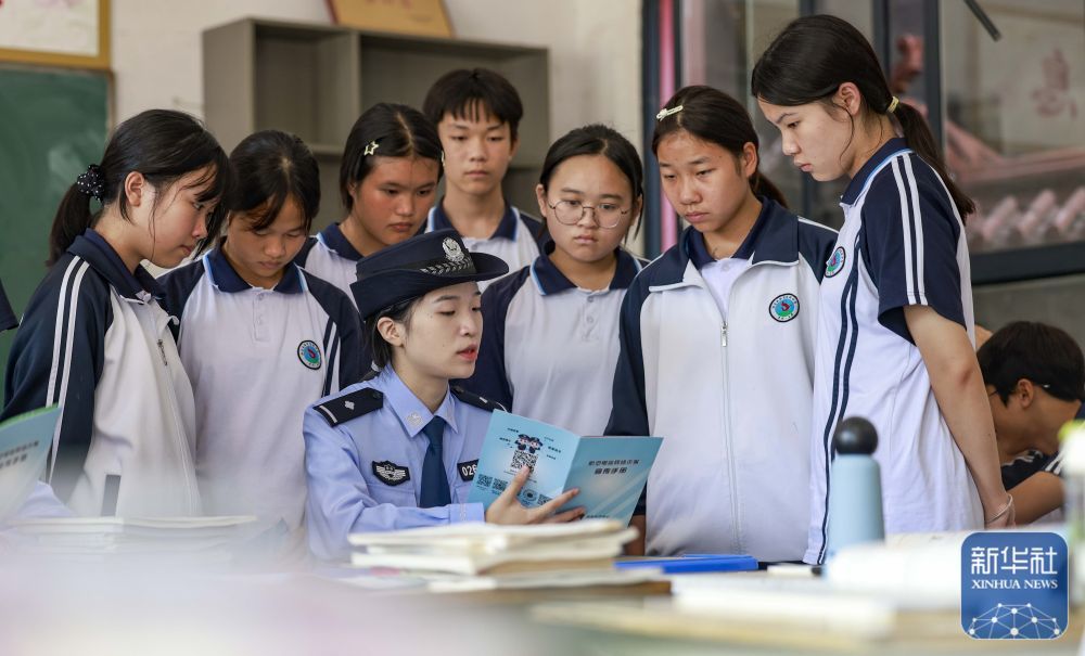 9月15日，民警在贵州省铜仁市玉屏侗族自治县黔东民族寄宿制中学给学生普及网络安全知识。新华社发（胡攀学摄）