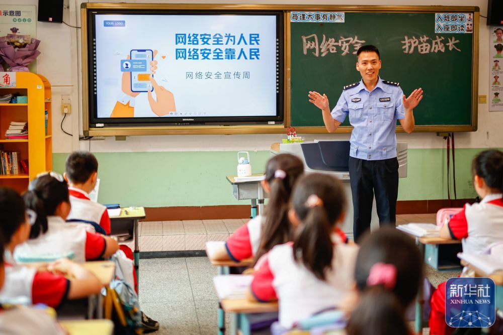 9月15日，民警在天津市滨海新区塘沽实验小学为学生讲解网络安全知识。新华社发（杜鹏辉摄）