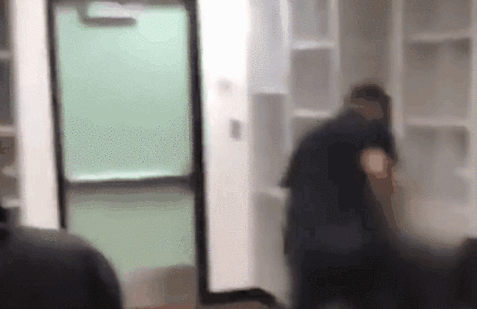 美国一老师在课堂上暴打学生 网友却纷纷叫好