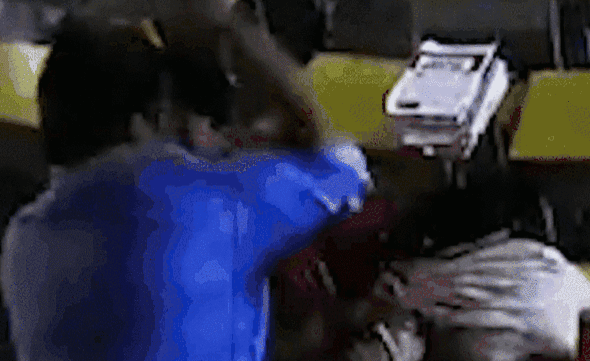 丧心病狂!男子冲进教室连续殴打女老师十几拳