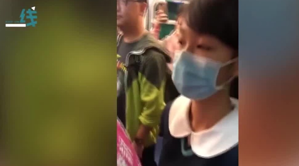 香港5名中学女生不上课堵地铁 校方：将记过处分