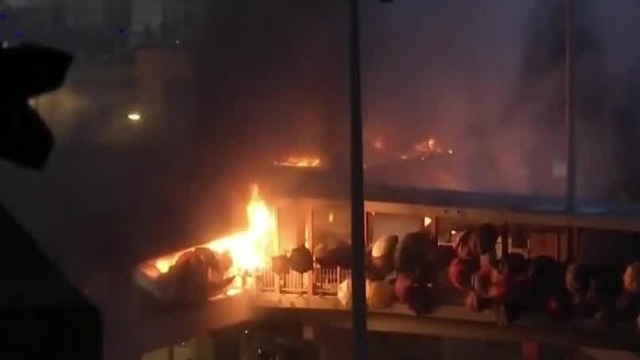 猖狂！香港暴徒放火焚毁港铁红磡站人行天桥
