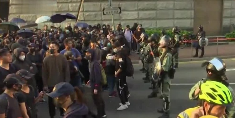 香港游行人士恶意占据马路 警方施放催泪弹驱散