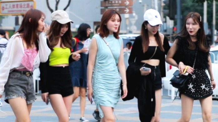 三里屯街拍，三个以上女生这条街就是她们的，走在那里那里是美景
