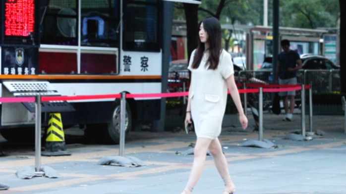 三里屯街拍，回头率相当高的高冷美女，性感穿搭惊艳路人