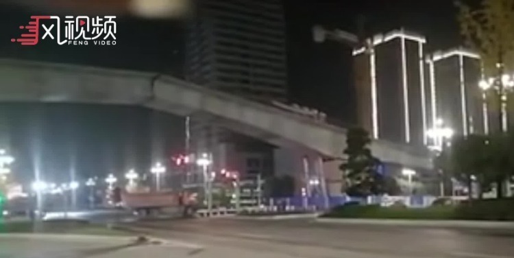 现场：重庆轨道交通100余米在建桥体发生垂直错位 