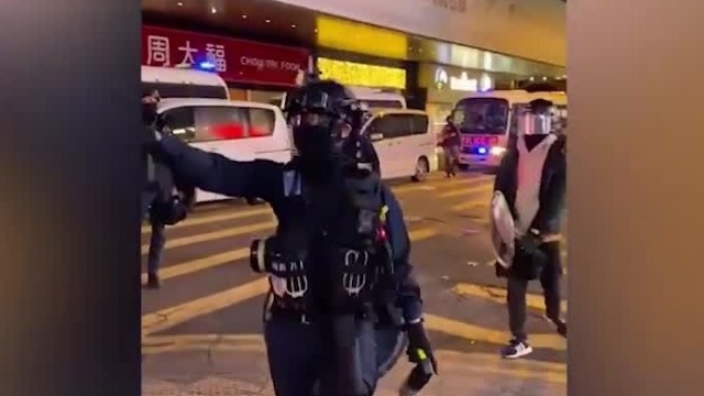 香港暴徒被捕同伙上前抢人 警察喷射胡椒喷雾击退