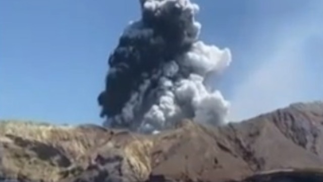 亲历者讲述火山喷发景象：浓烟在一分钟内就吞噬整个岛屿