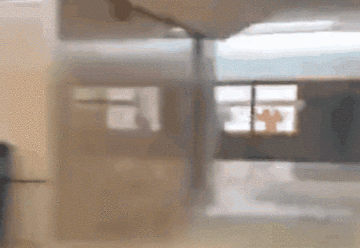 厦门吕厝路面塌陷致地铁站被淹 列车从黄泥水中穿行