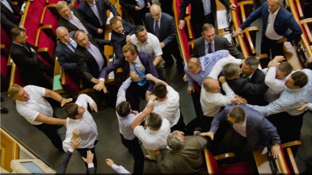 现场：乌克兰议员群殴大打出手 一人脑震荡入院