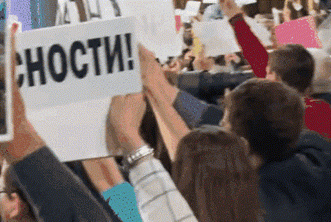 普京记者会上遭争相举牌提问 现场火爆犹如拍卖会