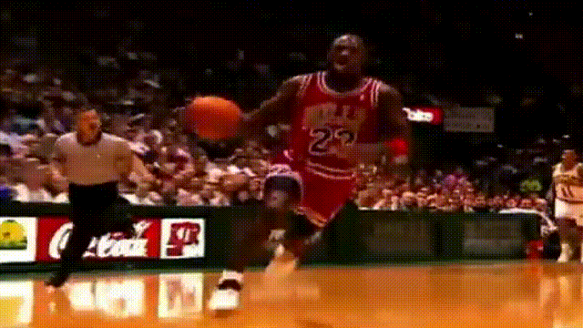 奥尼尔经典欧洲步扣篮 整个nba找不到另一个这么灵活