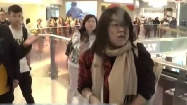 香港暴徒破坏商场 女士脸上被喷油漆