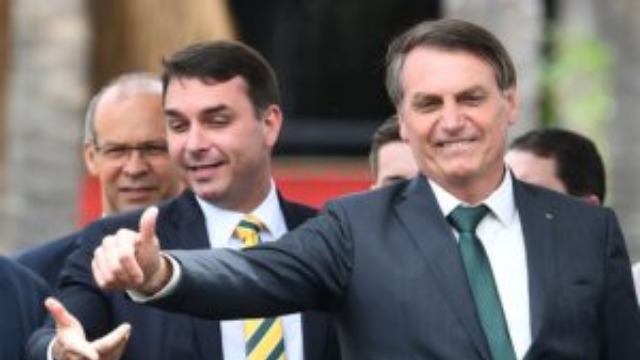 巴西总统被问及贪腐问题口出狂言 斥记者"长得像同性恋"