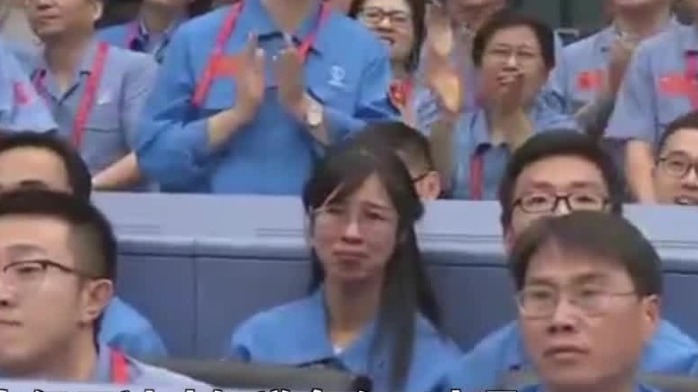 “胖五”发射成功瞬间 指挥大厅里这位小姐姐笑着笑着就哭了