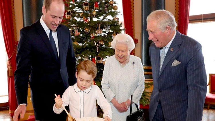 英国王室四世同堂迎圣诞 乔治小王子沉迷搅布丁